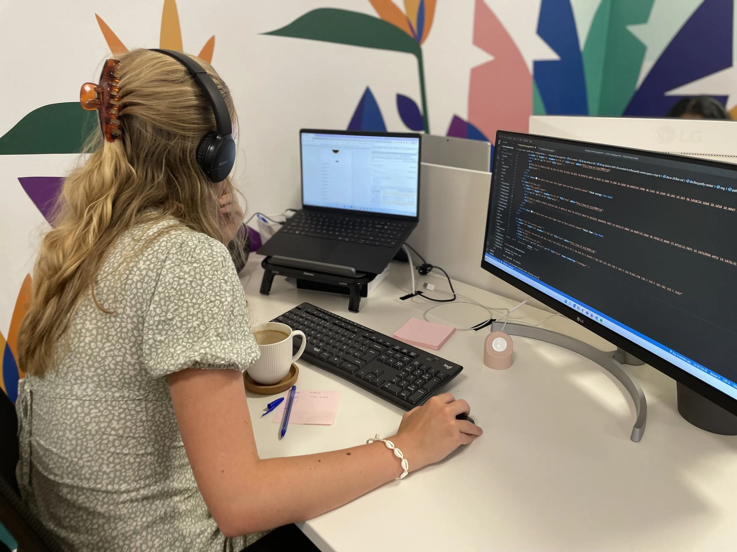 Eine Entwicklerin von Calima programmiert an ihrem Arbeitsplatz