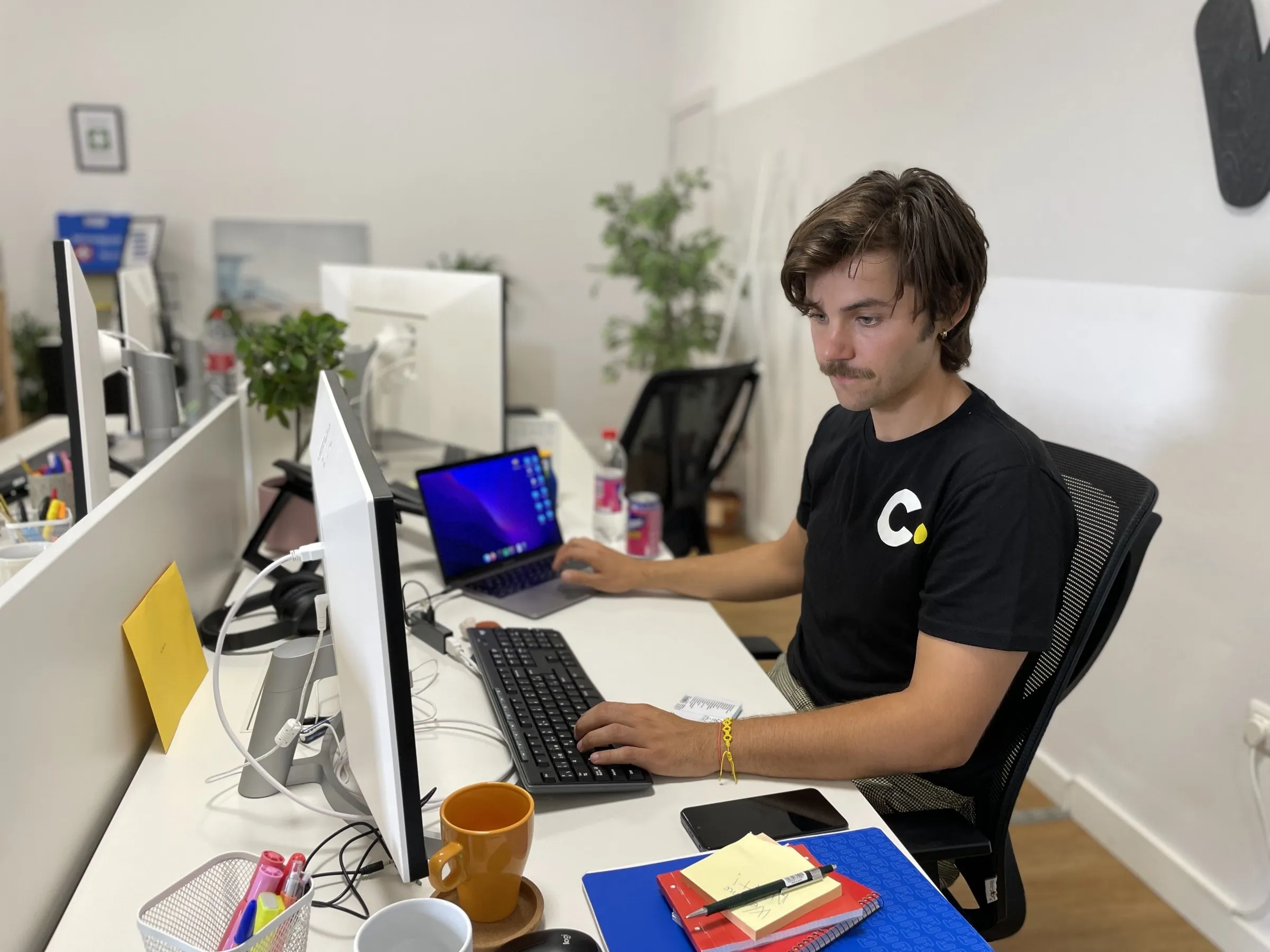 Ein Entwickler von Calima bei der Arbeit im Büro