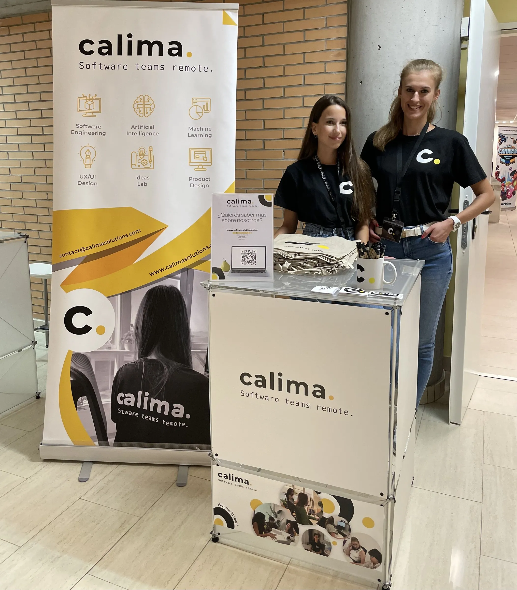 Zwei Teammitglieder von Calima an unserem Stand auf einer Tech-Konferenz